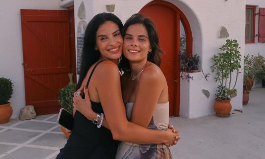 Χριστίνα Μπόμπα: H επανένωση με την αδελφή της, Ελίνα στην Πάρο και οι απίθανες φωτογραφίες τους