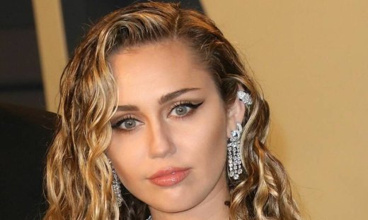 Η Miley Cyrus έγινε Barbie και το look της είναι πιο rock από ποτέ