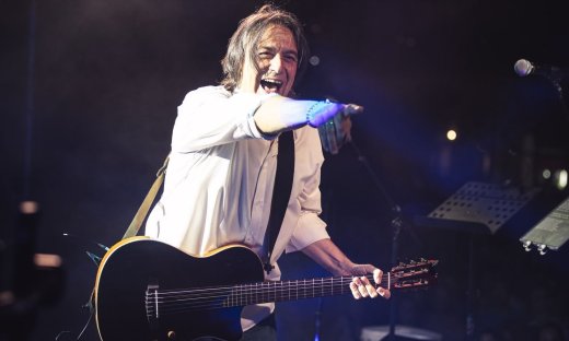 «Δεν έχετε βαρεθεί να το λέω;» - Ο Γιάννης Κότσιρας διέκοψε τη συναυλία του