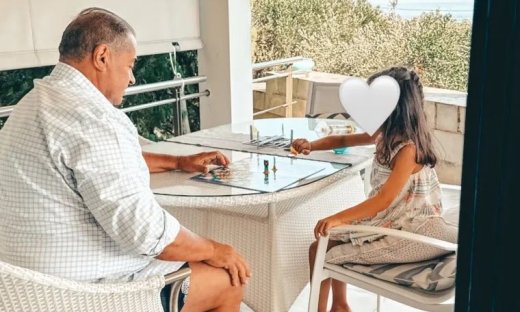 Κατερίνα Μανουσάκη: Η κόρη της Ηλιάκη «φτιάχνει» στιγμές στην Κρήτη με τον παππού