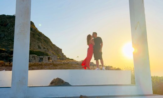 Λασκαράκη – Σουλτάτος στην πιο τρυφερή summer στιγμή τους! Το κόκκινο φόρεμα και το φιλί
