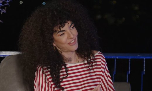 Μαρία Σολωμού: «Κάνω συζητήσεις με ανθρώπους που θαυμάζω. Βέβαια 2-3 θα ήθελα να τους κλωτσήσω»