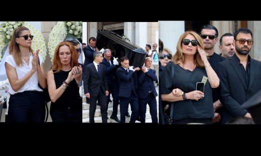 Το τελευταίο χειροκρότημα στη Μάρω Κοντού – Συγκινούν οι εικόνες έξω από τη Μητρόπολη Αθηνών