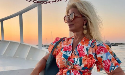 Ζήνα Κουτσελίνη: Το floral φόρεμα και οι ανέμελες στιγμές στην Αντίπαρο