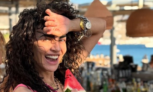 Μαρία Σολωμού: Άφησε για λίγο την υποκριτική και έπιασε το μικρόφωνο