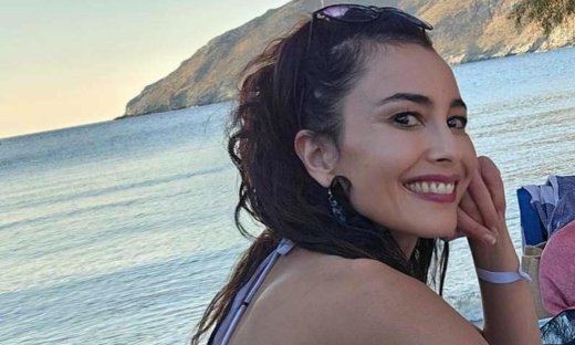 Η Βαρβάρα Λάρμου «λιώνει» το Instagram με το φούξια της μπικίνι στη Σέριφο