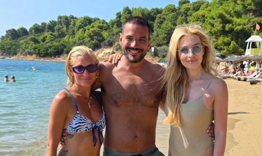 Ο Κώστας Τσουρός, η Ναταλία Αργυράκη και η Δέσποινα Τσόκου κάνουν reunion στη Σκιάθο
