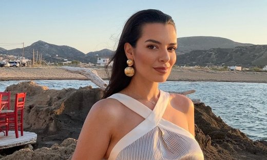 Η Νικολέττα Ράλλη απολαμβάνει το βραδινό της μπάνιο με την κόρη της κάτω από την πανσέληνο