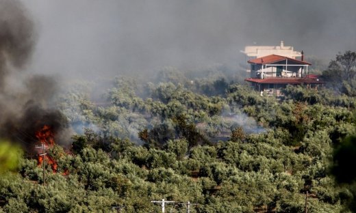 Φωτιές χωρίς τέλος: Τρία ενεργά μέτωπα στο Πόρτο Γερμενό–Νέα μηνύματα του 112 σε Βοιωτία & Αιγιάλεια