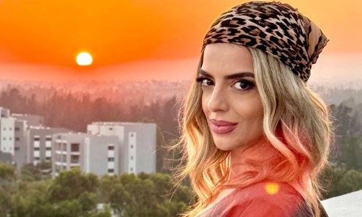 Η Νίκη Λάμη υποδέχεται τον Αύγουστο με φόντο το πιο μαγευτικό ηλιοβασίλεμα από μια ταράτσα