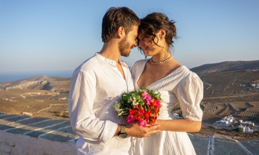 Μια Γυναίκα: Μια μοναδική ιστορία αγάπης γράφεται με φόντο το απέραντο γαλάζιο