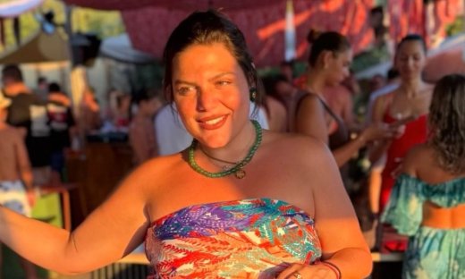 Summer vibes για τη Δανάη Μπάρκα – Το πολύχρωμο look που ξεχώρισε σε καλοκαιρινό πάρτι