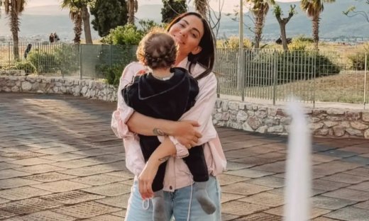 Ευρυδίκη Βαλαβάνη: Το girly ροζ μπικίνι και η πολύ πρωινή βουτιά με τον γιο της - «Και μαντέψτε...»
