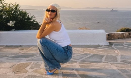 Ελένη Βουλγαράκη: Με bronzed makeup στην Αντίπαρο! Θάλασσα, salty hair & σικ σύνολα