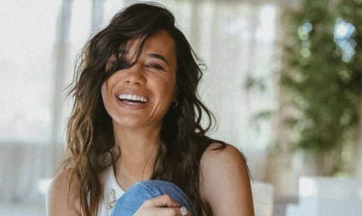 Πηνελόπη Πλάκα: Η θεατρική περιοδεία που της γνώρισε μια νέα αγάπη μακριά από τις κλασικές θάλασσες