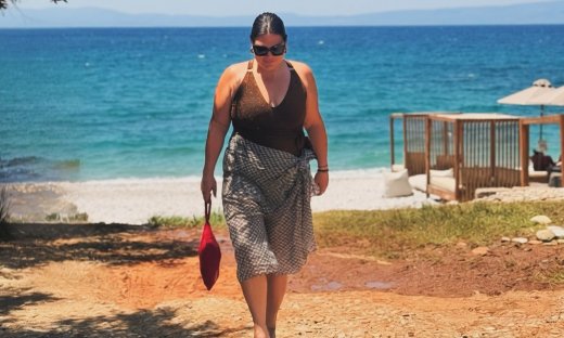 Το ελληνικό καλοκαίρι της Δανάης Μπάρκα μέσα από ένα φωτογραφικό άλμπουμ γεμάτο ανεμελιά