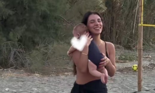 Μαριαλένα Ρουμελιώτη: Έπαιξε beach volley με τον γιο της στην αγκαλιά και προκάλεσε αντιδράσεις