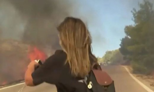 Σαλαμίνα: Η στιγμή που τηλεοπτικό συνεργείο του Open τρέχει για να σωθεί από τη φωτιά