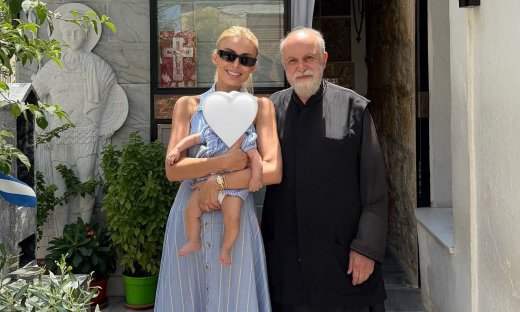 Καινούργιου: Η συγκινητική συνάντηση με τον πνευματικό της στα Χανιά, αυτή τη φορά με την κόρη της