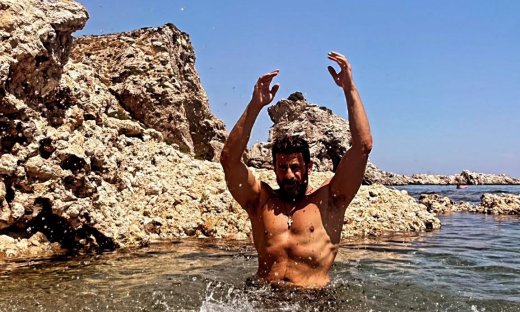 Αλέξης Γεωργούλης: Εντυπωσιάζει χωρίς μπλούζα σε βραχώδη παραλία στέλνοντας μήνυμα κατά του άγχους