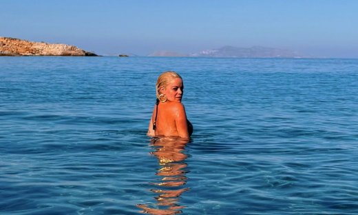 Μαίρη Αργυριάδου: «Η ζωή είναι καλύτερη με μπικίνι» – Εντυπωσιάζει στις καταγάλανες ακτές της Νάξου