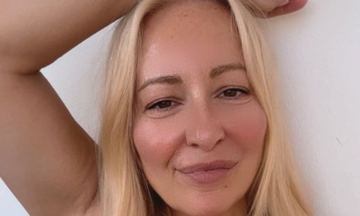 Η Αφροδίτη Γραμμέλη ποζάρει χωρίς μακιγιάζ και στέλνει το δικό της μήνυμα για το φετινό καλοκαίρι