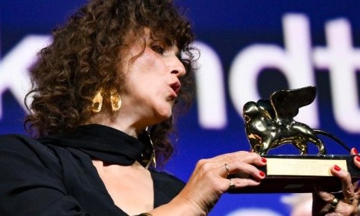 Βενετία: Χρυσός Λέοντας στο «Woman Unknown» – Η μεγάλη ελληνική διάκριση για τη Ζακλίν Λέντζου