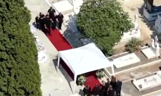 Μαζωνάκης: Ένα «ποτάμι» κόσμου στην τελευταία του κατοικία - Ο αποχαιρετισμός με το «Ανήκω σε μένα»