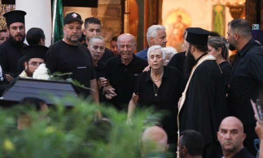 Συντετριμμένη η οικογένεια Μαζωνάκη - Τραγική φιγούρα ο πατέρας του έξω από την Αγία Τριάδα
