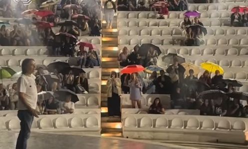 Κότσιρας: Λόγω βροχής αναβλήθηκε η συναυλία του στο Βεάκειο αλλά βγήκε και τραγούδησε α καπέλα!
