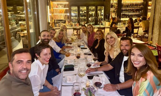 Καινούργιου: Στο δείπνο με τους συνεργάτες της πριν την πρεμιέρα αποκάλυψε το νέο πρόσωπο στην ομάδα