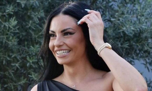 Αναστάτωση για τη Δήμητρα Αλεξανδράκη: Νεαροί πέταξαν μπουκάλια έξω από το κατάστημά της