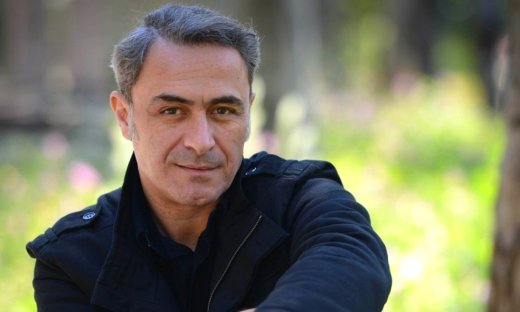 Θανάσης Κουρλαμπάς: Από τους σκοτεινούς ρόλους στις «Κουτσουπιές» και η κοινή υποκριτική αναζήτηση
