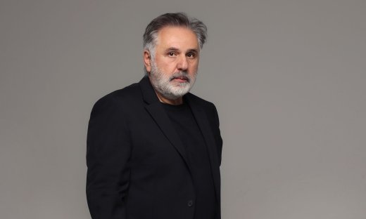 Μπλε ώρες: Άντρας μυστήριο απειλεί να καταστρέψει την οικογένεια Αντωνιάδη