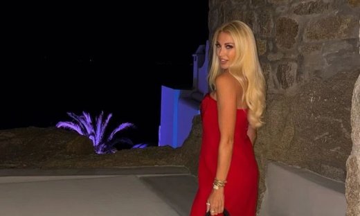 Από το σικ κόκκινο φόρεμα μέχρι το ανεπιτήδευτο denim look η Σπυροπούλου εντυπωσιάζει στη Μύκονο
