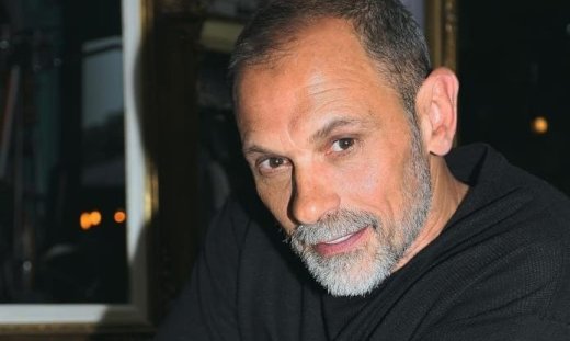 Τζώνυ Θεοδωρίδης: Οι απώλειες που του κόστισαν, η πατρότητα και το AI