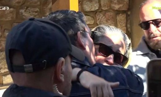 Μαρία Μαζωνάκη: Σε κλάματα ξέσπασε η αδελφή του Γιώργου Μαζωνάκη μετά το 40ήμερο μνημόσυνο