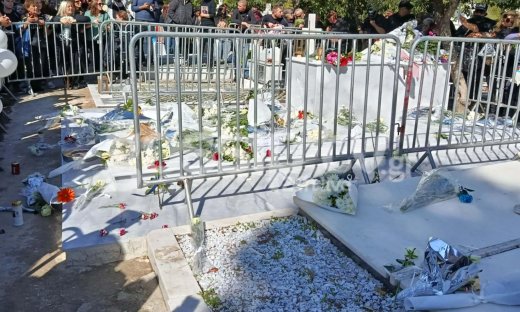 Γιώργος Μαζωνάκης: Οι θαυμαστές του παρέμειναν στο μνήμα και μετά το τρισάγιο – Αποκλειστικές φωτό
