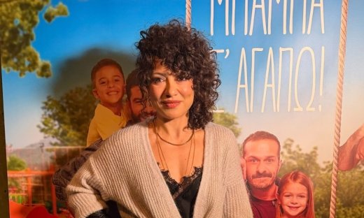 Ευσταθία Τσαπαρέλη: «Η κοινωνία ζητάει πολλά από τις γυναίκες, έχουμε μάθει να το κάνουμε γαργάρα».