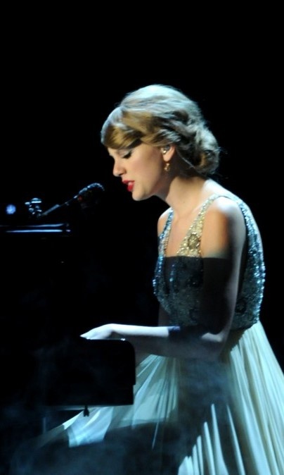 Video: Η Paltrow τραγουδά στα βραβεία της Country