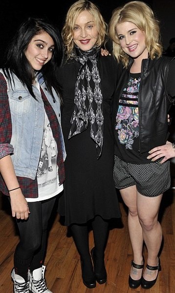 Η Kelly Osbourne φωτογραφίζεται για τα ρούχα της Λούρδης