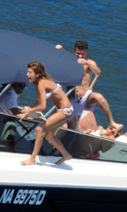 Elisabetta Canalis: Παίζοντας στην θάλασσα με τον πρώην…