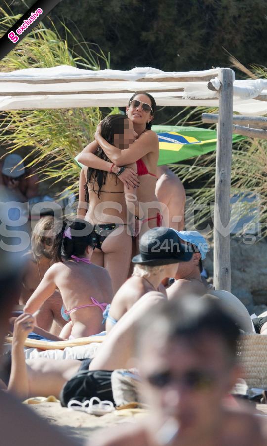 Ποια επώνυμη μαμά παίζει με την κόρη της στην θάλασσα;