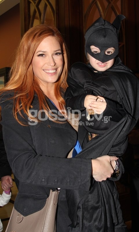 Ένας Batman  στην αγκαλιά της Σίσσυ Χρηστίδου! (φωτό)