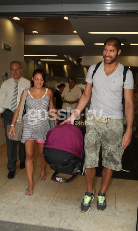 Τσουρή-Βασιλόπουλος: Η έξοδό τους από το μαιευτήριο με το νεογέννητο!  (φωτό)