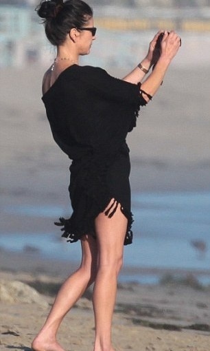 Catherine Zeta Jones: Με τα παιδιά της στην παραλία