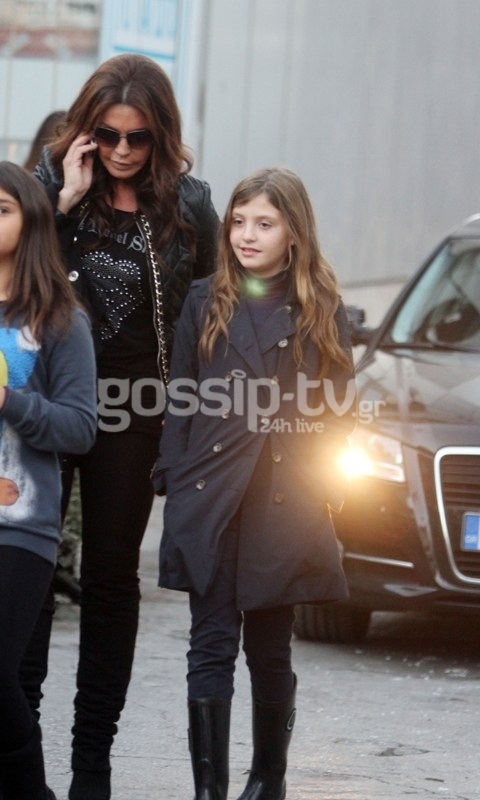 Η βόλτα της Βάνας Μπάρμπα με την κόρη της (φωτό)