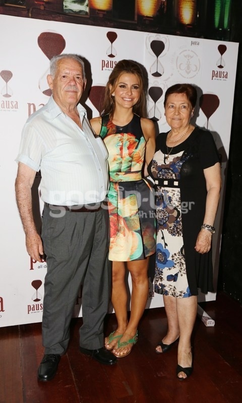 Μαρία Μενούνος:  Όλες φόρεσαν τακούνια, αυτή έβαλε σανδάλια στο πάρτι γενεθλίων της (φωτό)