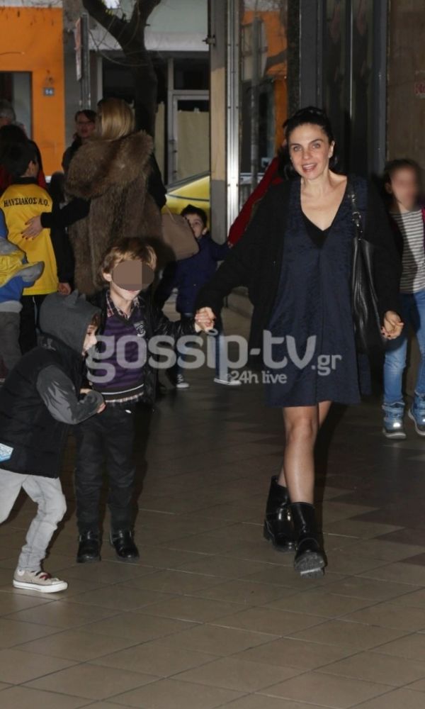 Δείτε την Ελίνα Ακριτίδου με τα παιδιά της στο θέατρο