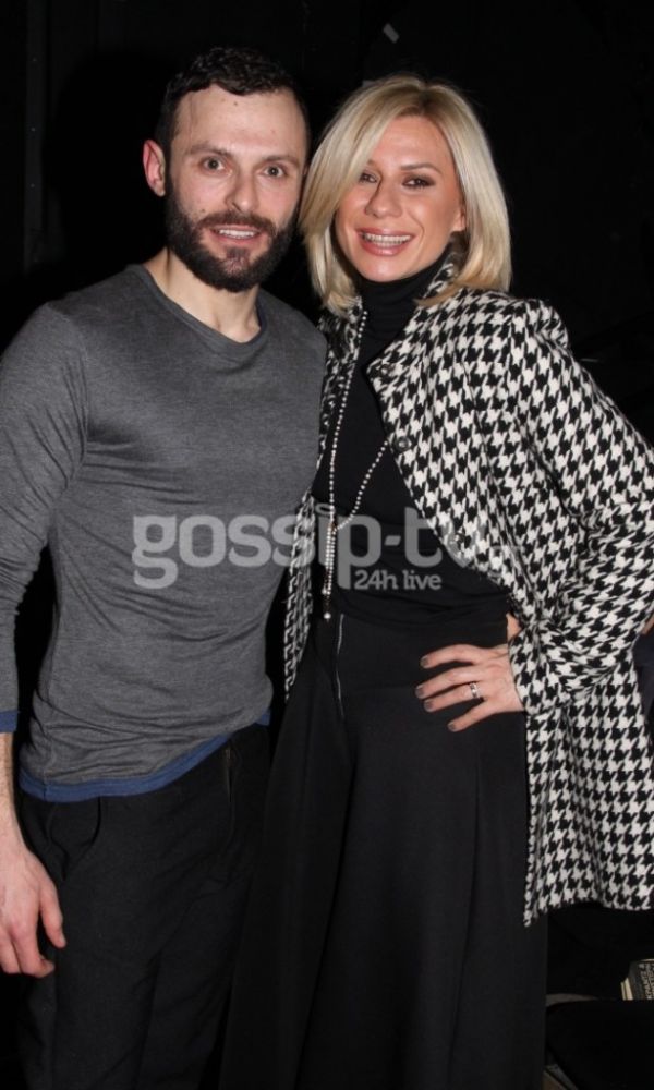 Κατερίνα Καραβάτου:  Βραδινή έξοδος στο θέατρο χωρίς τον Κρατερό